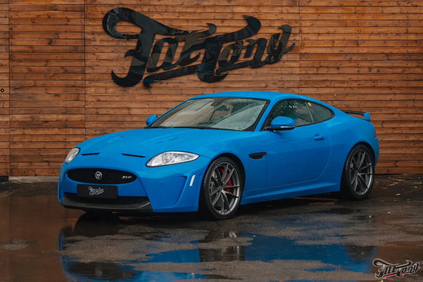 Новые кованые диски и фирменный шиномонтаж на стендах Hunter для Jaguar XKR-S